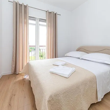 1 Bedroom In Kastel Kambelovac