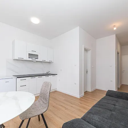 1 Bedroom In Kastel Kambelovac Апартаменты *
