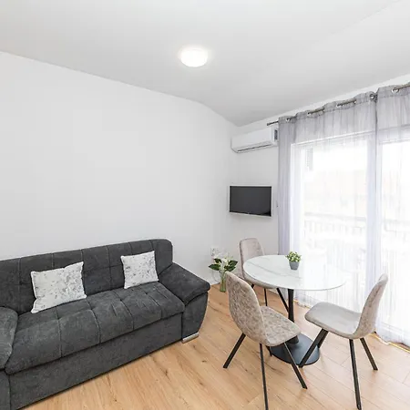 1 Bedroom In Kastel Kambelovac Каштела